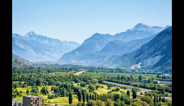 Le CREALP et le Canton du Valais collaborent depuis plus de 25 ans pour assurer la surveillance de l’aquifère alluvial de la plaine du Rhône. Depuis 2018, une attention particulière est portée à la valorisation des données d’observation issues de cette surveillance et l’élaboration de différents outils et produits cartographiques. C’est dans ce cadre qu’a récemment été élaboré un premier jeu de cartes piézométriques mensuelles de référence définies sur une moyenne de 40 ans (période 1976-2017) pour la région Sierre-Evionnaz.