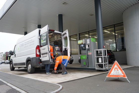 CNG- und Biogastankstellen sind komplexe Systeme. Daher wird viel in Unterhalt und Schulung der Tankstellenmitarbeitenden investiert. Foto: CNG Mobility