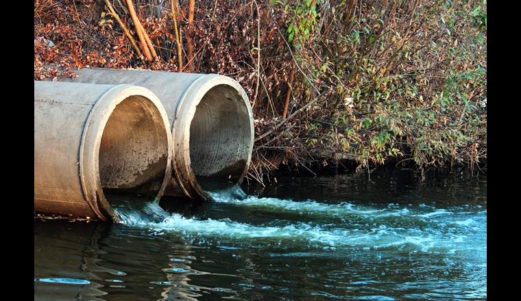 Les STEP présentent un potentiel énergétique important. L’énergie nécessaire à la fourniture de chaleur et de froid dans les ménages, les entreprises, les bâtiments publics ainsi que l’industrie peut être prélevée dans les eaux usées qui y sont traitées. (Photo: © Andrii Zhezhera/123RF.com)