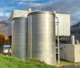 Zwei grosse Speicher gleichen die Schwankungen des Wärmebedarfs aus. Zwei grosse Speicher gleichen die Schwankungen des Wärmebedarfs aus.