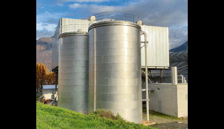 Zwei grosse Speicher gleichen die Schwankungen des Wärmebedarfs aus.