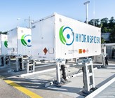 Die 2,5-Megawatt-Wasserstoffproduktionsanlage beim Kraftwerk Eglisau-Glattfelden am Rhein ist die erste von mehreren Anlagen, die Axpo in den kommenden Jahren schweizweit in Betrieb nehmen wird. Im Bild: Abfüllanlage mit Speichercontainern. (© Axpo) Die 2,5-Megawatt-Wasserstoffproduktionsanlage beim Kraftwerk Eglisau-Glattfelden am Rhein ist die erste von mehreren Anlagen, die Axpo in den kommenden Jahren schweizweit in Betrieb nehmen wird. Im Bild: Abfüllanlage mit Speichercontainern. (© Axpo)
