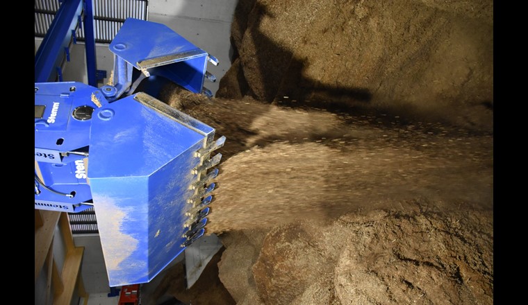 Fig. 2 La scierie produit environ 10'000 m3 de sous-produits (copeaux de bois de cœur, sciure, écorces déchiquetées) par an, qui sont utilisés dans la centrale thermique à bois pour produire de la chaleur. Les sous-produits (principalement des bois durs) sont très hétérogènes. (Photo: Viteos)