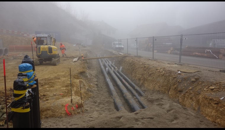 Fig. 3 Travaux d’extension du réseau de chaleur de BéroCAD. Par ces tuyaux, l’eau chaude de la centrale thermique à bois est acheminée dans le réseau de BéroCAD. (Photo: Viteos)