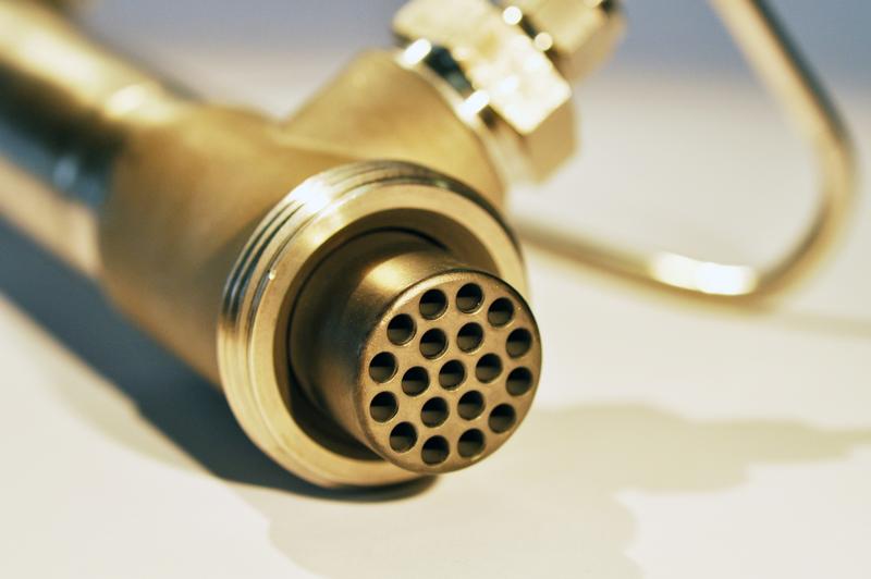 Die insgesamt 19 Kanäle in der Kohlenstoff-Membran vergrössern deren Oberfläche und ermöglichen somit einen grösseren Stoffdurchsatz. (© Fraunhofer)