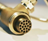 Die insgesamt 19 Kanäle in der Kohlenstoff-Membran vergrössern deren Oberfläche und ermöglichen somit einen grösseren Stoffdurchsatz. (© Fraunhofer) Die insgesamt 19 Kanäle in der Kohlenstoff-Membran vergrössern deren Oberfläche und ermöglichen somit einen grösseren Stoffdurchsatz. (© Fraunhofer)
