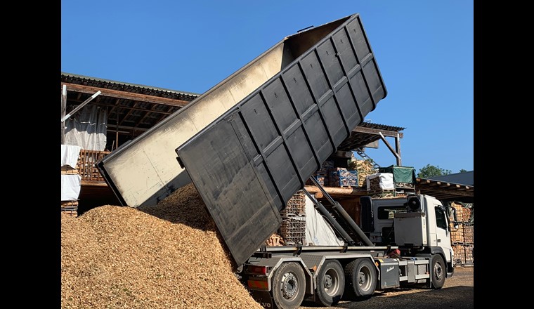 Le bois et autres formes de biomasse comptent parmi les ressources locales qui contribuent à un approvisionnement énergétique durable de la Suisse. Cependant, l’utilisation énergétique de ces ressources nécessite des transports. Sure la 
 photo: Benne d'une capacité de 45 m³, telle que celles utilisées par les entrepreneurs forestiers. (Photo: WSL)