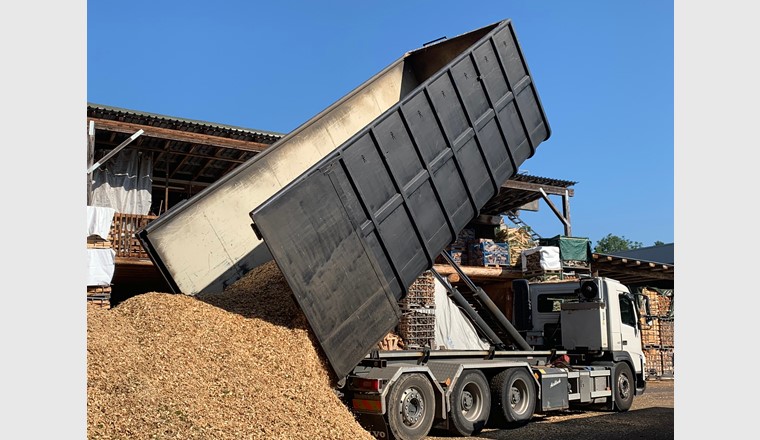 Le bois et autres formes de biomasse comptent parmi les ressources locales qui contribuent à un approvisionnement énergétique durable de la Suisse. Cependant, l’utilisation énergétique de ces ressources nécessite des transports. Sure la 
 photo: Benne d'une capacité de 45 m³, telle que celles utilisées par les entrepreneurs forestiers. (Photo: WSL)