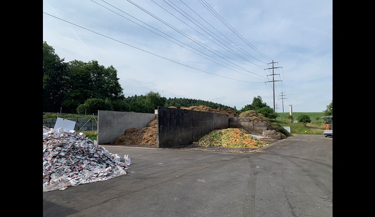 Fig. 3 Entreposage du fumier et des déchets devant une installation de biogaz. (Photo: Vivienne Schnorf)