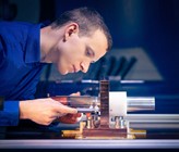 Beim Magnetpulsschweissen sorgt der magnetische Druck einer Werkzeugspule für eine Hochgeschwindigkeitskollision und das Ausbilden einer stoffschlüssigen Überlappverbindung mit mehreren Millimetern Breite sowie hoher Stabilität und Dichtigkeit auch bei extremen Einsatzbedingungen. (© ronaldbonss.com) Beim Magnetpulsschweissen sorgt der magnetische Druck einer Werkzeugspule für eine Hochgeschwindigkeitskollision und das Ausbilden einer stoffschlüssigen Überlappverbindung mit mehreren Millimetern Breite sowie hoher Stabilität und Dichtigkeit auch bei extremen Einsatzbedingungen. (© ronaldbonss.com)