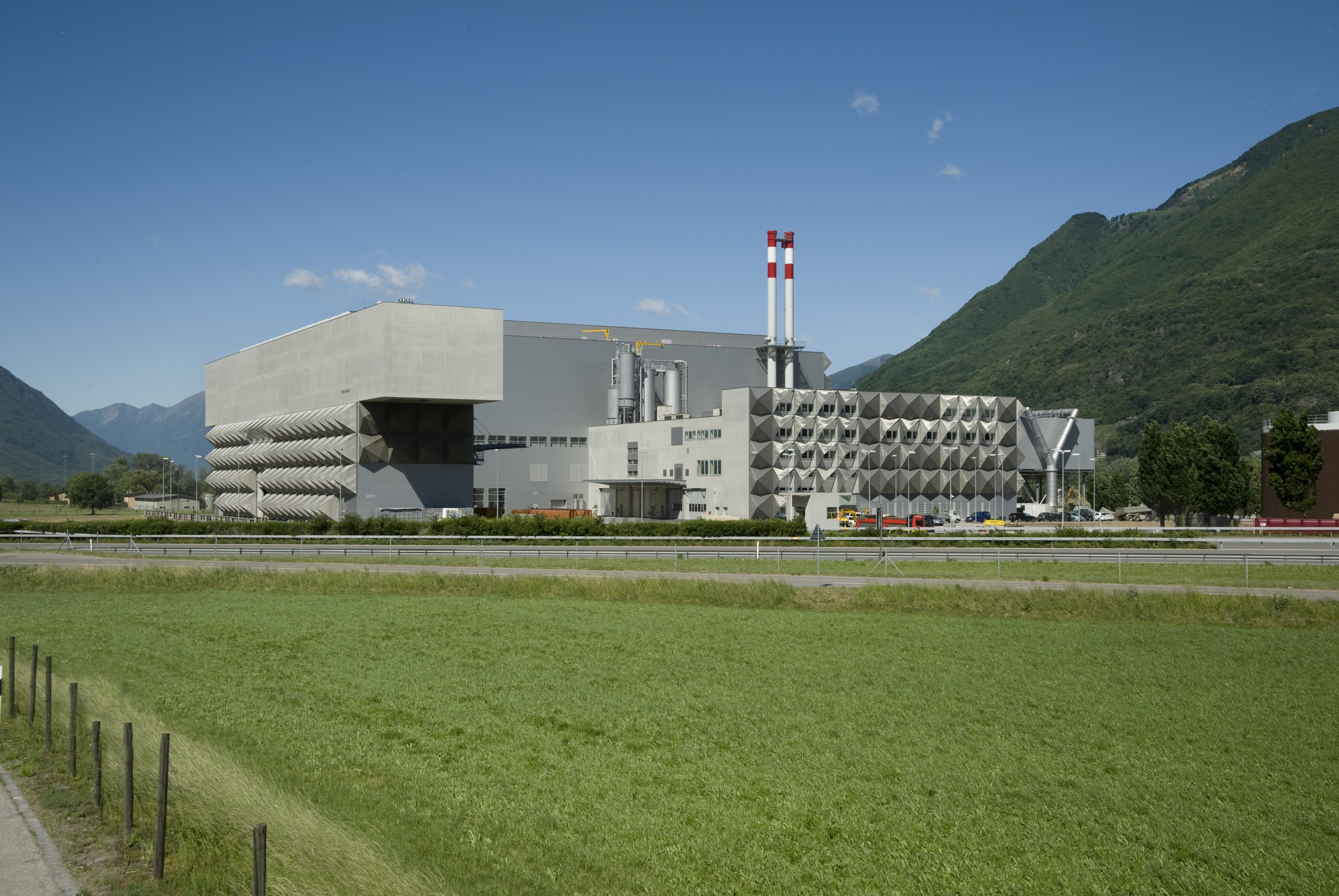 I lavori di costruzione iniziarono l’11 settembre 2006. Circa tre anni dopo, il 10 agosto 2009, fu attivata la prima linea di combustione, mentre il collaudo definitivo venne eseguito nel 2010. L’Impianto Cantonale di Termovalorizzazione dei rifiuti ha una potenza termica di 67 MW, calcolata per trattare 140’000 tonnellate di rifiuti.