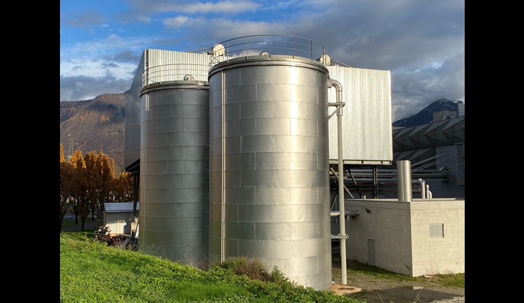 La centrale principale è attrezzata con degli scambiatori di una potenza complessiva di 28 MW, cui si aggiungono 2 accumuli da 500 m2 ciascuno che permettono di meglio gestire le oscillazioni delle richieste di energia termica.
