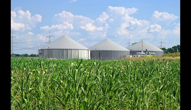 La méthanisation agricole offre la possibilité de contribuer à la transition du système énergétique mais aussi à la transition de l’agriculture. Les gisements associés sont dépendants de divers processus territoriaux, principalement agricoles, et la multifonctionnalité de la méthanisation rend difficile la quantification des impacts environnementaux qu’elle engendre, notamment dans le cadre de scénarios prospectifs. (Photo: lianem/123RF.com)