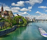 Bei der Uferfiltration werden Grundwasserentnahmebrunnen neben Flüssen oder Seen platziert. Untersuchungen am Rhein haben gezeigt, dass der Transport von Bakterien in der Uferfiltration saisonalen Schwankungen unterliegt. Foto: Rheinufer in Basel (© balakate/123RF.com) Bei der Uferfiltration werden Grundwasserentnahmebrunnen neben Flüssen oder Seen platziert. Untersuchungen am Rhein haben gezeigt, dass der Transport von Bakterien in der Uferfiltration saisonalen Schwankungen unterliegt. Foto: Rheinufer in Basel (© balakate/123RF.com)