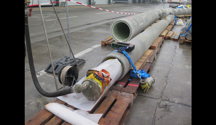 Un contrôle est effectué sur l’objet à tester pour voir si l’entreprise peut installer une gaine de tuyau avec le matériau choisi conformément aux standards de qualité de la directive QUIK.
PHOTO, © Yvonne Gander, VSA
