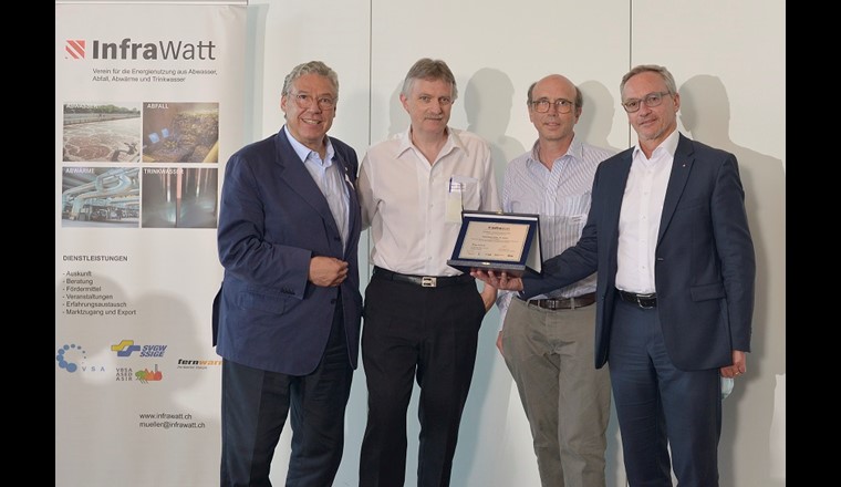 Der InfraWatt-Innovationspreis 2021 ging an die Kläranlage Hofen der Stadt St. Gallen für ihre erfolgreiche Realisierung der weitsichtigen Energiestrategie mit einem umfassenden Massnahmenpaket. Im Bild (v.l.): InfraWatt-Präsident Filippo Lombardi, Hans-Peter Bauer, Entsorgung St. Gallen, Daniel Braun, ETH Zürich, Heinz Habegger, Präsident VSA (© InfraWatt)