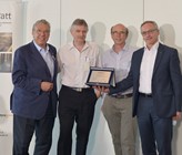 Der InfraWatt-Innovationspreis 2021 ging an die Kläranlage Hofen der Stadt St. Gallen für ihre erfolgreiche Realisierung der weitsichtigen Energiestrategie mit einem umfassenden Massnahmenpaket. Im Bild (v.l.): InfraWatt-Präsident Filippo Lombardi, Hans-Peter Bauer, Entsorgung St. Gallen, Daniel Braun, ETH Zürich, Heinz Habegger, Präsident VSA (© InfraWatt) Der InfraWatt-Innovationspreis 2021 ging an die Kläranlage Hofen der Stadt St. Gallen für ihre erfolgreiche Realisierung der weitsichtigen Energiestrategie mit einem umfassenden Massnahmenpaket. Im Bild (v.l.): InfraWatt-Präsident Filippo Lombardi, Hans-Peter Bauer, Entsorgung St. Gallen, Daniel Braun, ETH Zürich, Heinz Habegger, Präsident VSA (© InfraWatt)