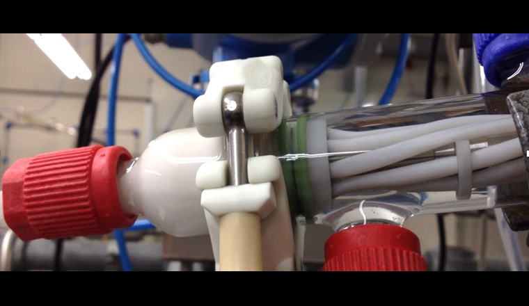 Wolfgang Riedl et son équipe de la Faculté des sciences de la vie de la FHNW ont étudié comment extraire l’acide lactique du lactosérum à l’aide d’un procédé d’extraction par membrane qui rend une centrifugation très énergivore superflue. L’acide lactique est une matière précieuse qui peut être utilisée, entre autres, pour la production de matières plastiques. Photo: FHNW