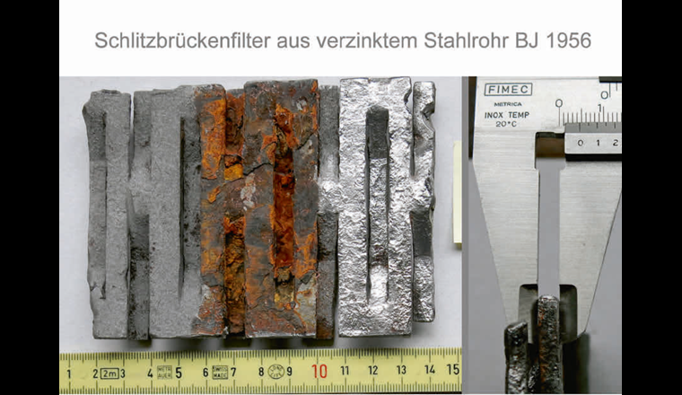 Fig. 13 Materialprobe Schlitzbrückenfilter Brunnen B25 aus verzinktem Stahl.