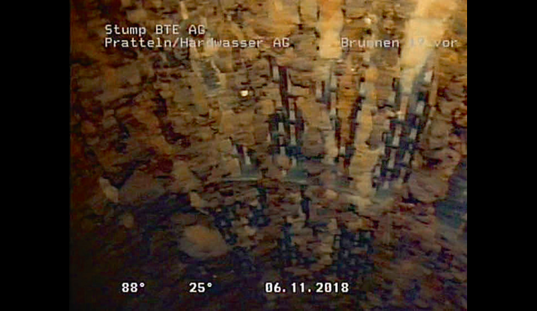 Fig. 16 Videoanalyse von 2018, Brunnenschacht B19 mit teilweise blanken Filterrohrbereichen, wo die Schlitzbrücken deutlich erkennbar sind.