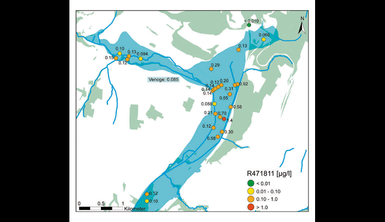Fig. 4 Räumliche Verteilung des CT-Metaboliten R471811 im Grundwasser am Feldstandort Daillens-Eclépens (VD) im Oktober 2020 (Daten aus [16], Kartenhintergrund basiert auf [21, 22]). Blau: Grundwasservorkommen; Grün: bewaldete Flächen.