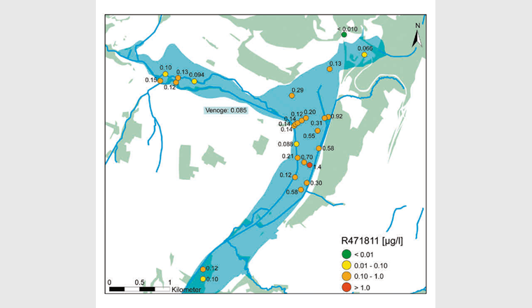 Fig. 4 Räumliche Verteilung des CT-Metaboliten R471811 im Grundwasser am Feldstandort Daillens-Eclépens (VD) im Oktober 2020 (Daten aus [16], Kartenhintergrund basiert auf [21, 22]). Blau: Grundwasservorkommen; Grün: bewaldete Flächen.