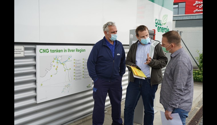 David Linder, Leiter Marketing, vom Gasverbund Mittelland AG (Mitte) informiert über Tankmöglichkeiten in der Region. (Bild: CNG-Mobility)