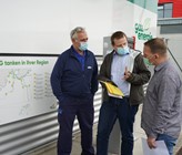 David Linder, Leiter Marketing, vom Gasverbund Mittelland AG (Mitte) informiert über Tankmöglichkeiten in der Region. (Bild: CNG-Mobility) David Linder, Leiter Marketing, vom Gasverbund Mittelland AG (Mitte) informiert über Tankmöglichkeiten in der Region. (Bild: CNG-Mobility)