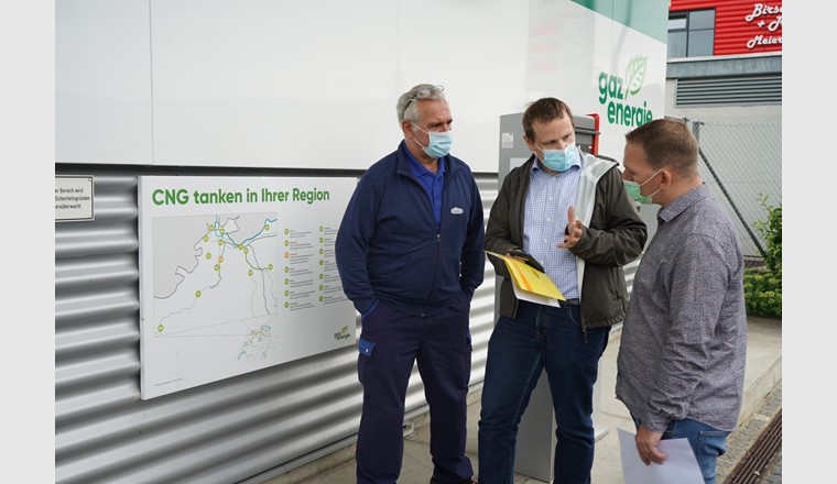 David Linder, capo del marketing di Gasverbund Mittelland AG (al centro) fornisce informazioni sulle opzioni di rifornimento nella regione. (Fonte: CNG-Mobility.ch)