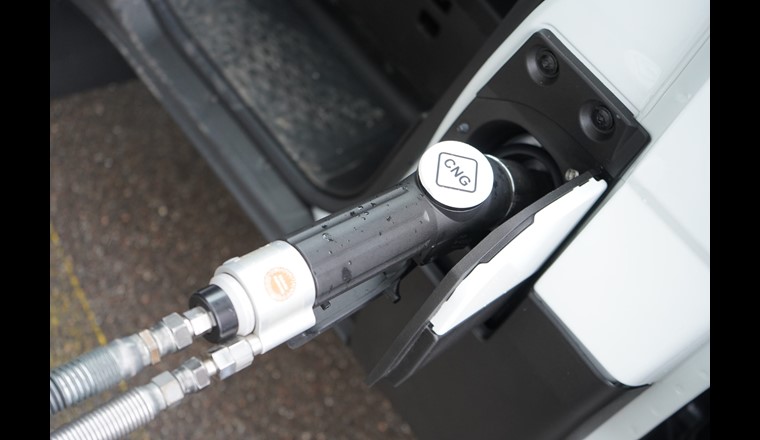 Ein CNG-Auto zu tanken, dauert kaum länger als bei herkömmlichen Fahrzeugen und ist genauso sicher und bequem. Es wird nur Gas abgegeben, wenn alles korrekt angeschlossen ist. (Bild: CNG-Mobility)