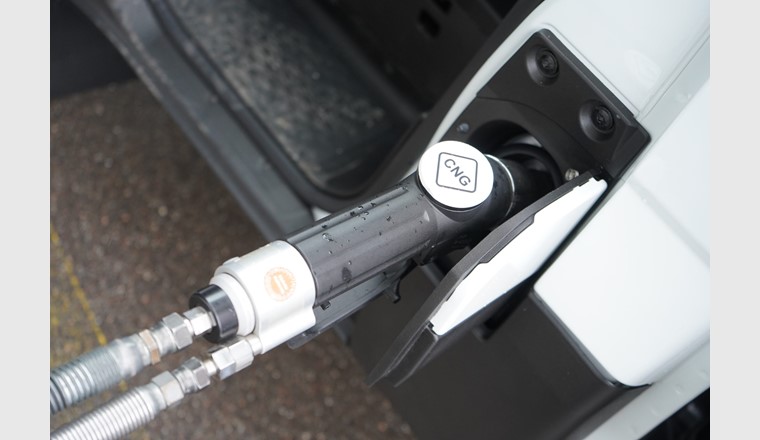 Ein CNG-Auto zu tanken, dauert kaum länger als bei herkömmlichen Fahrzeugen und ist genauso sicher und bequem. Es wird nur Gas abgegeben, wenn alles korrekt angeschlossen ist. (Bild: CNG-Mobility)