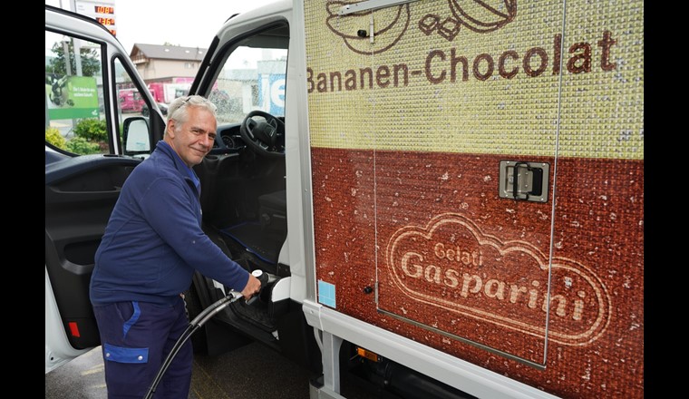 Chauffeur Claude Haen tankt den neuen CNG-LKW mit Schweizer Biogas. (Bild: CNG-Mobility)