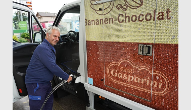 L’autista Claude Haen alimenta il nuovo camion a metano con biogas svizzero. (Fonte. CNG-Mobility.ch)