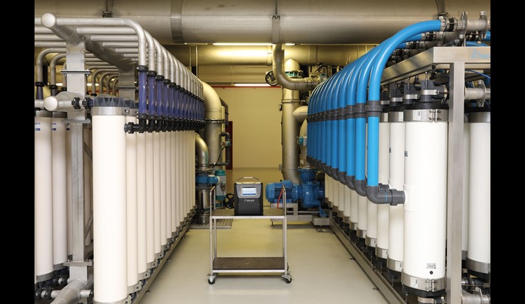 Le Service de l’Eau de la Ville de Lausanne a mené des essais de cytométrie en flux afin d’apprécier l’élimination de la bactériologie sur les différentes méthodes de traitement mises en œuvre sur les sites de production et comparer les résultats obtenus avec un appareil de mesure en ligne et en continu avec ceux obtenus en laboratoire après échantillonnage ponctuel.