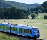 Der Brennstoffzellenzug auf der Eröffnungsfahrt (© picture alliance/dpa | Bernd Weissbrod)