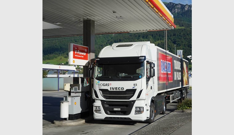Ein CNG-LKW der Migros Ostschweiz holt sich für seine nahezu CO2-neutralen Filialbelieferungen an einer Tankstelle neues Biogas. (Quelle: CNG-Mobility)
