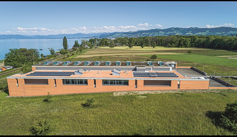 Das Seewasserwerk Frasnacht, direkt am Bodensee gelegen und ca. 13 Kilometer von St. Gallen entfernt, ist zentral für die Trinkwasserversorgung der Stadt: Das Wasser stammt zu 100% aus dem Bodensee. Es wird in 60 Meter Tiefe entnommen, über eine 1,5 Kilometer lange Entnahmeleitung ins Seewasserwerk Frasnacht geleitet und dort in einem mehrstufigen Verfahren zu Trinkwasser aufbereitet. (© St. Galler Stadtwerke)