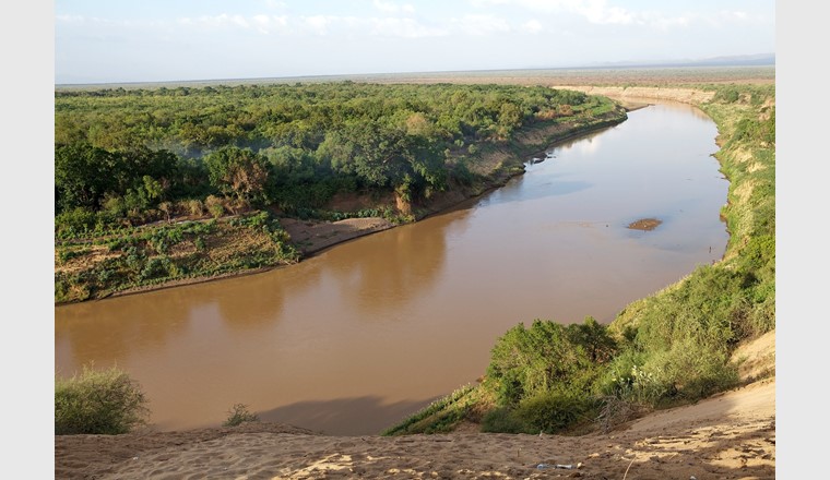 Der Fluss Omo in Äthiopien. Das Land hat am Omo bereits drei Wasserkraftwerke (Gibe I bis III) gebaut, die von zwei Dämmen gespeist werden. (© ajlber/123RF.com))