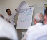 Die Regelwerksarbeit im bewährten Milizsystem ist eine Kernkompetenz des SVGW. Experten aus Branche und Geschäftsstelle erarbeiten in den Kommissionen praktikable Lösungen für neue technische Herausforderungen. (Foto: SVGW) Die Regelwerksarbeit im bewährten Milizsystem ist eine Kernkompetenz des SVGW. Experten aus Branche und Geschäftsstelle erarbeiten in den Kommissionen praktikable Lösungen für neue technische Herausforderungen. (Foto: SVGW)