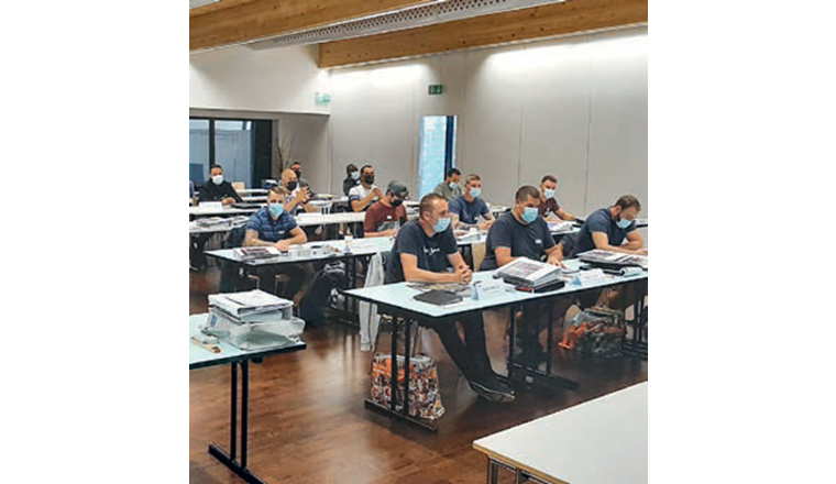 Les candidats au brevet fédéral de monteur
de réseaux, exceptionnellement réunis en
classe pour les journées pratiques en juin. (Foto: SSIGE)