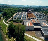 Abwasserreinigungsanlagen (im Bild die ARA Werdhölzli) haben ein grosses Potenzial zur
Energierückgewinnung. Die aus dem gereinigten Abwasser entnommene Wärme wird ein
Fernwärmenetz eingespeist. (Bild: ERZ) Abwasserreinigungsanlagen (im Bild die ARA Werdhölzli) haben ein grosses Potenzial zur
Energierückgewinnung. Die aus dem gereinigten Abwasser entnommene Wärme wird ein
Fernwärmenetz eingespeist. (Bild: ERZ)