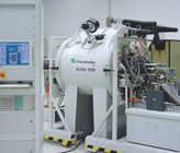 Die Verdampfungsanlage ALMA bietet die Möglichkeit, Kleinteile zu beschichten. (© Fraunhofer FEP) Die Verdampfungsanlage ALMA bietet die Möglichkeit, Kleinteile zu beschichten. (© Fraunhofer FEP)