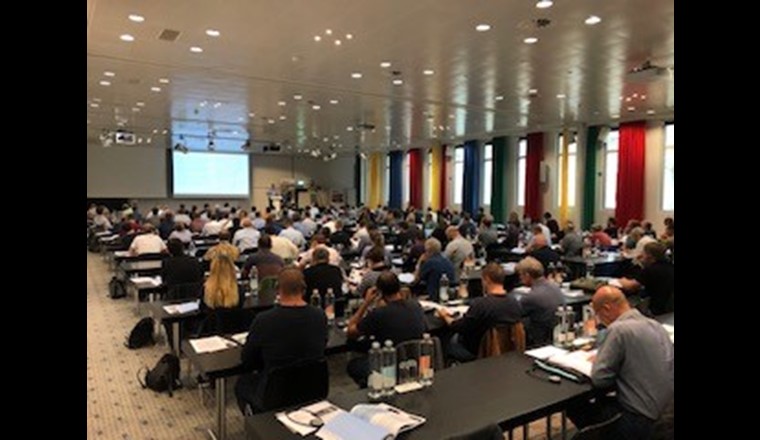 Salle de séminaire à l’hôtel Arte, Olten. Les interventions ont été interprétées simultanément en français. (© SVGW)