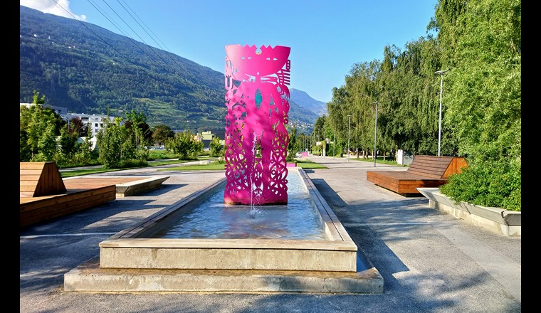Avec ses plans d'eau et ses quelque 700 érables, le parc «Cours Roger Bonvin» aménagé à Sion sur l'autoroute recouverte offre ombrage et fraîcheur à la ville. (Photo: Tiia Monto, cc 3.0)