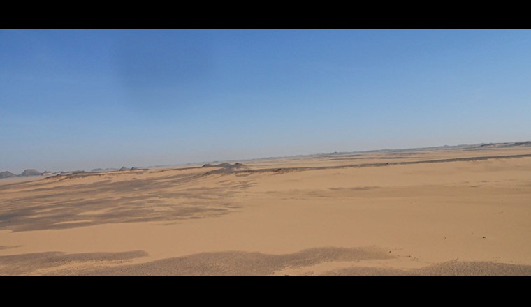 Une photographie de terrain illustrant l'aspect de des rivières fossilisées dans le sol. Comme on peut le voir, les berges du canal des rivières ont été érodées, laissant les fonds survivre sous forme de crêtes dans le paysage moderne. (© UNIGE Abdallah Zaki)