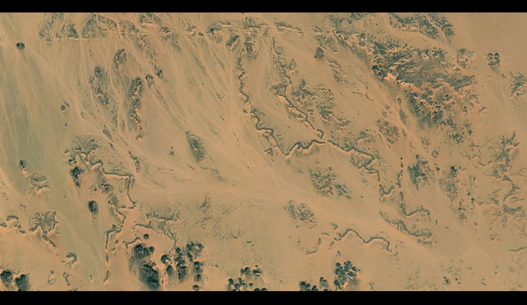 Une image satellite montre les morphologies des rivières fossiles du sud de l’Égypte. Cette étude démontrent que ces rivières étaient intensément actives pendant la période humide africaine. (© UNIGE Esri World Imagery Esri World Imagery)