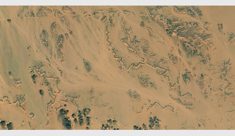 Une image satellite montre les morphologies des rivières fossiles du sud de l’Égypte. Cette étude démontrent que ces rivières étaient intensément actives pendant la période humide africaine. (© UNIGE Esri World Imagery Esri World Imagery)