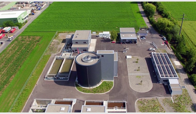 Die Aufbereitungsanlage für Biogas bei der ARA Reinach. Bislang werden pro Jahr 175 t CO₂ an die Umwelt abgegeben, die aus dem Rohbiogas entfernt werden. Das CO₂ könnte mit dem biologischen Methanisierungsverfahren in erneuerbares Gas umgewandelt werden. Der für die Methanisierung benötigte erneuerbare Wasserstoff könnte dereinst vor Ort durch Elektrolyse hergestellt werden, denn in der Nähe der ARA baut Eniwa bis 2022 eine grosse Photo­voltaikanlage (2,3 MW Leistung). (Foto: ARA Reinach)