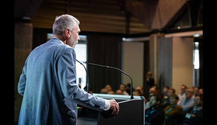 Raffaele Domeniconi, responsabile succursale Svizzera italiana SSIGA, apre il quinto congresso ACQUA360 a Lugano. (© Ti-Press / Elia Bianchi)