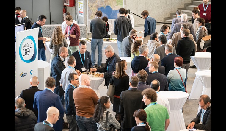 I partecipanti e le partecipanti hanno sfruttato il Congresso ACQUA360 di quest'anno anche per uno scambio di idee al di fuori del settore. (© Ti-Press / Elia Bianchi)